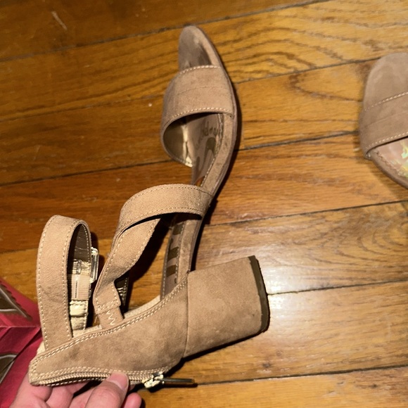 Tan heels - Picture 2 of 2